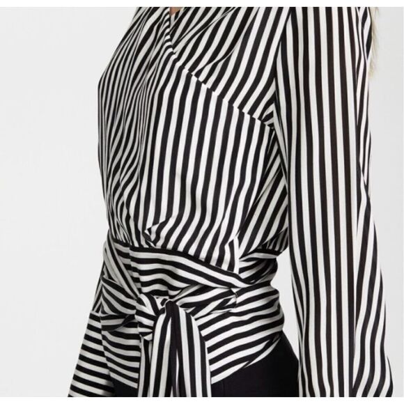 Alice + Olivia Alba cross front blouse size medium - Picture 3 of 7